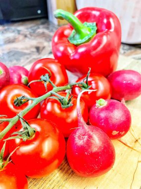 Masada kırmızı sebzeler, domatesler, biberler, turp, mutfak, masa, yemek, yemek