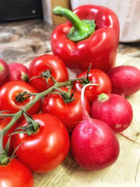 Masada kırmızı sebzeler, domatesler, biberler, turp, mutfak, masa, yemek, yemek