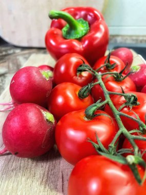 Masada kırmızı sebzeler, domatesler, biberler, turp, mutfak, masa, yemek, yemek