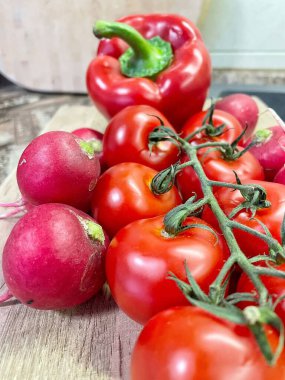 Masada kırmızı sebzeler, domatesler, biberler, turp, mutfak, masa, yemek, yemek