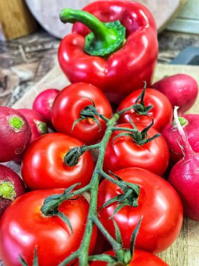 Masada kırmızı sebzeler, domatesler, biberler, turp, mutfak, masa, yemek, yemek
