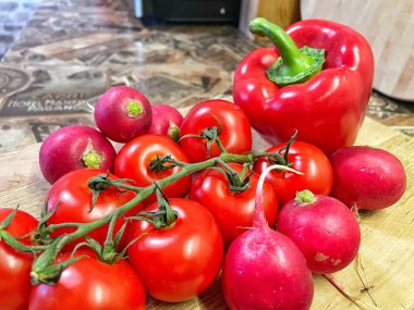 Masada kırmızı sebzeler, domatesler, biberler, turp, mutfak, masa, yemek, yemek