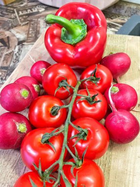 Masada kırmızı sebzeler, domatesler, biberler, turp, mutfak, masa, yemek, yemek