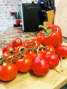 Masada kırmızı sebzeler, domatesler, biberler, turp, mutfak, masa, yemek, yemek