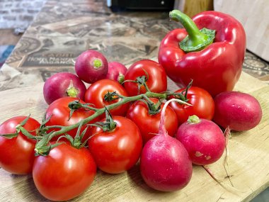 Masada kırmızı sebzeler, domatesler, biberler, turp, mutfak, masa, yemek, yemek