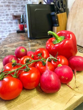 Masada kırmızı sebzeler, domatesler, biberler, turp, mutfak, masa, yemek, yemek