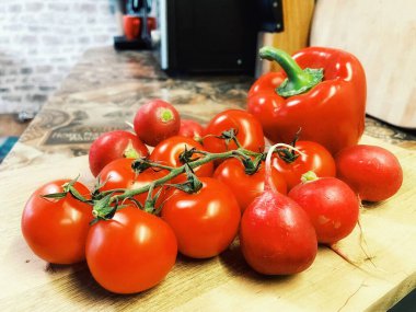 Masada kırmızı sebzeler, domatesler, biberler, turp, mutfak, masa, yemek, yemek