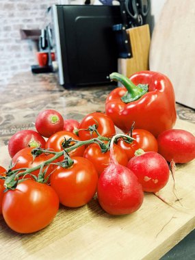 Masada kırmızı sebzeler, domatesler, biberler, turp, mutfak, masa, yemek, yemek