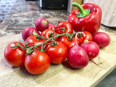 Masada kırmızı sebzeler, domatesler, biberler, turp, mutfak, masa, yemek, yemek