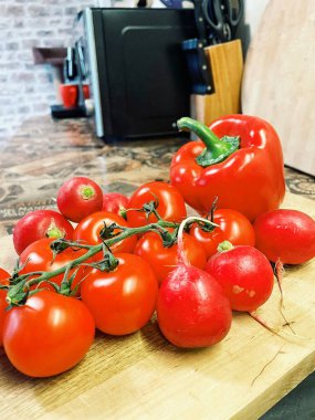 Masada kırmızı sebzeler, domatesler, biberler, turp, mutfak, masa, yemek, yemek