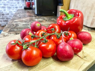 Masada kırmızı sebzeler, domatesler, biberler, turp, mutfak, masa, yemek, yemek