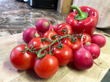 Masada kırmızı sebzeler, domatesler, biberler, turp, mutfak, masa, yemek, yemek