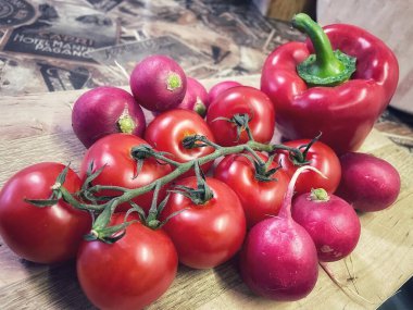 Masada kırmızı sebzeler, domatesler, biberler, turp, mutfak, masa, yemek, yemek