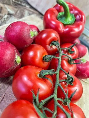 Masada kırmızı sebzeler, domatesler, biberler, turp, mutfak, masa, yemek, yemek