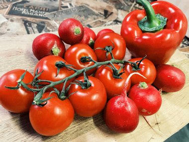 Masada kırmızı sebzeler, domatesler, biberler, turp, mutfak, masa, yemek, yemek