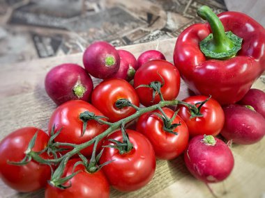 Masada kırmızı sebzeler, domatesler, biberler, turp, mutfak, masa, yemek, yemek