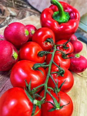 Masada kırmızı sebzeler, domatesler, biberler, turp, mutfak, masa, yemek, yemek