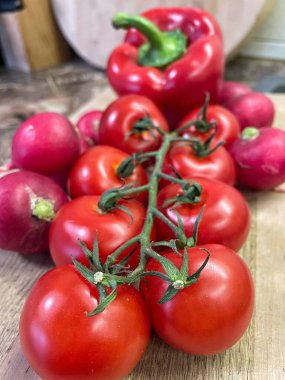 Masada kırmızı sebzeler, domatesler, biberler, turp, mutfak, masa, yemek, yemek