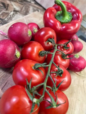 Masada kırmızı sebzeler, domatesler, biberler, turp, mutfak, masa, yemek, yemek