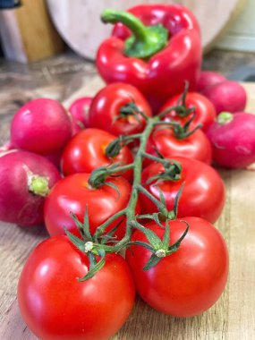 Masada kırmızı sebzeler, domatesler, biberler, turp, mutfak, masa, yemek, yemek