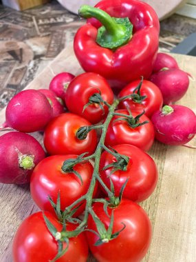 Masada kırmızı sebzeler, domatesler, biberler, turp, mutfak, masa, yemek, yemek