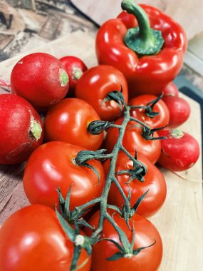 Masada kırmızı sebzeler, domatesler, biberler, turp, mutfak, masa, yemek, yemek