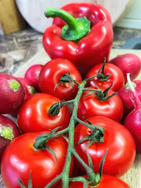 Masada kırmızı sebzeler, domatesler, biberler, turp, mutfak, masa, yemek, yemek
