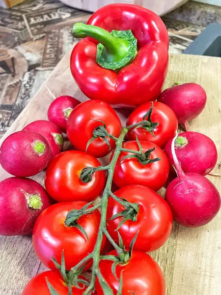 Masada kırmızı sebzeler, domatesler, biberler, turp, mutfak, masa, yemek, yemek