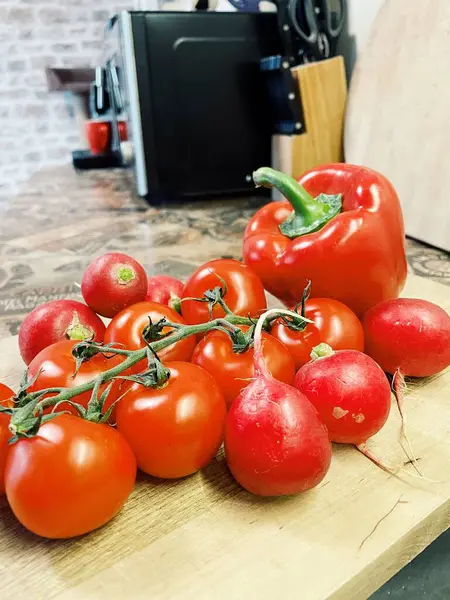 Masada kırmızı sebzeler, domatesler, biberler, turp, mutfak, masa, yemek, yemek