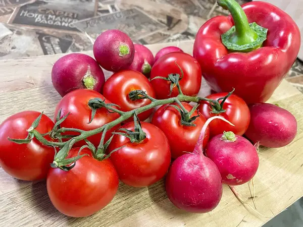 Masada kırmızı sebzeler, domatesler, biberler, turp, mutfak, masa, yemek, yemek