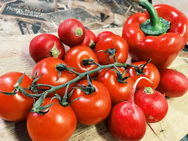 Masada kırmızı sebzeler, domatesler, biberler, turp, mutfak, masa, yemek, yemek