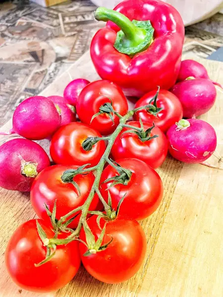 Masada kırmızı sebzeler, domatesler, biberler, turp, mutfak, masa, yemek, yemek