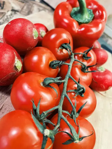 Masada kırmızı sebzeler, domatesler, biberler, turp, mutfak, masa, yemek, yemek