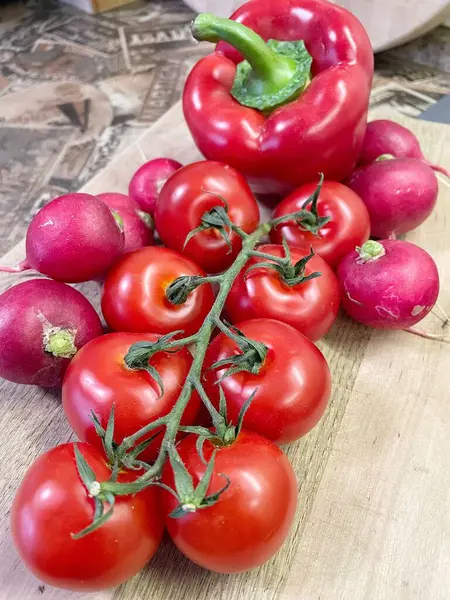 Masada kırmızı sebzeler, domatesler, biberler, turp, mutfak, masa, yemek, yemek