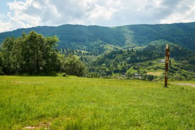 Seyahat, seyahat, eko turizm, seyahat, doğa, yaz, dağlar, Karpatlar, pitoresk doğa, yeşillik, gökyüzü, Transcarpathia, Batı Ukrayna, Kvasy köyü, yürüyüş 