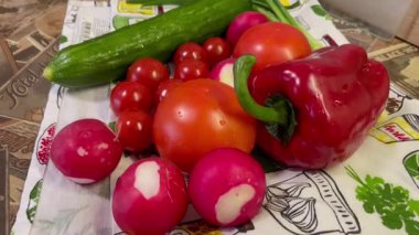 Ahşap arka planda taze sebzeler. Üst manzara, domates, salatalık, yeşil soğan, kırmızımsı, kırmızı biber. 