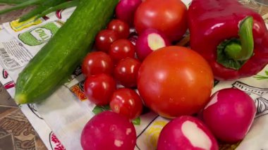 Ahşap arka planda taze sebzeler. Üst manzara, domates, salatalık, yeşil soğan, kırmızımsı, kırmızı biber. 