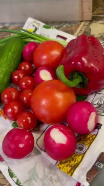 Ahşap arka planda taze sebzeler. Üst manzara, domates, salatalık, yeşil soğan, kırmızımsı, kırmızı biber. 