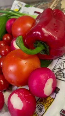 Ahşap arka planda taze sebzeler. Üst manzara, domates, salatalık, yeşil soğan, kırmızımsı, kırmızı biber. 