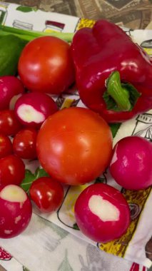 Ahşap arka planda taze sebzeler. Üst manzara, domates, salatalık, yeşil soğan, kırmızımsı, kırmızı biber. 