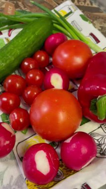 Ahşap arka planda taze sebzeler. Üst manzara, domates, salatalık, yeşil soğan, kırmızımsı, kırmızı biber. 