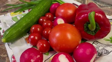 Ahşap arka planda taze sebzeler. Üst manzara, domates, salatalık, yeşil soğan, kırmızımsı, kırmızı biber. 