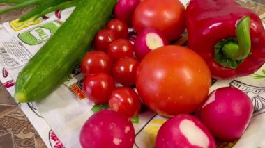 Mutfakta sebze ve meyve, organik domates, biber, kırmızımsı, yeşil soğan ve salatalık. 