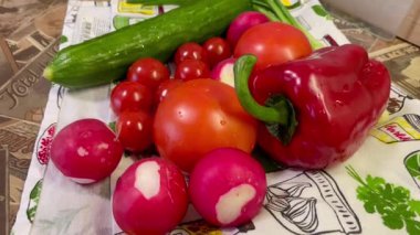 Mutfakta sebze ve meyve, organik domates, biber, kırmızımsı, yeşil soğan ve salatalık. 