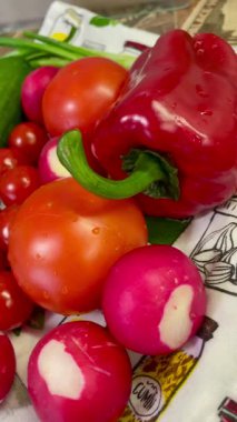 Mutfakta sebze ve meyve, organik domates, biber, kırmızımsı, yeşil soğan ve salatalık. 