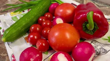 Mutfakta sebze ve meyve, organik domates, biber, kırmızımsı, yeşil soğan ve salatalık. 