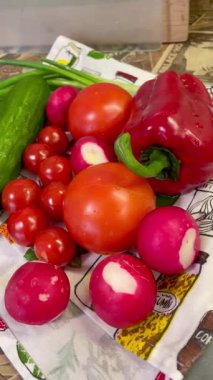Mutfakta sebze ve meyve, organik domates, biber, kırmızımsı, yeşil soğan ve salatalık. 