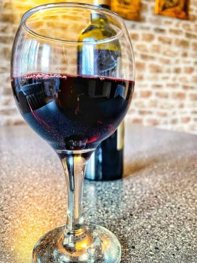 Mutfak masasında bir bardak kırmızı şarap. 