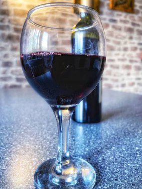 Mutfak masasında bir bardak kırmızı şarap. 