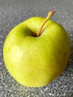 Mutfaktaki masada yeşil elma, taze meyve. 